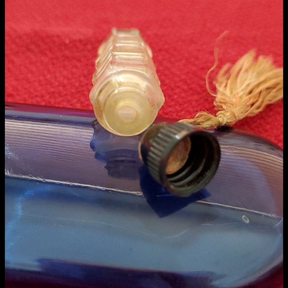 2 VINTAGE perfume bottles & 1 newer Egyptian•💎 - Picture 13 of 16